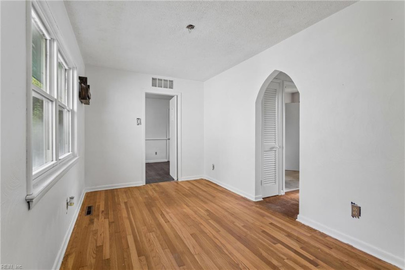 Photo 14 of 34 residential for sale in Hampton virginia