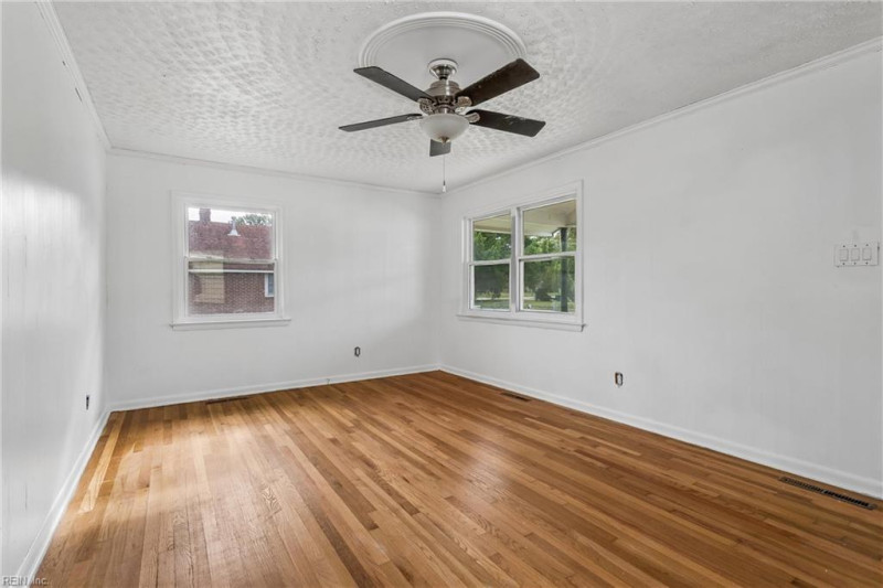 Photo 4 of 34 residential for sale in Hampton virginia