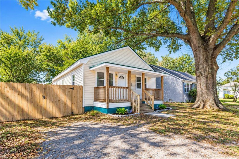 Photo 3 of 32 residential for sale in Suffolk virginia