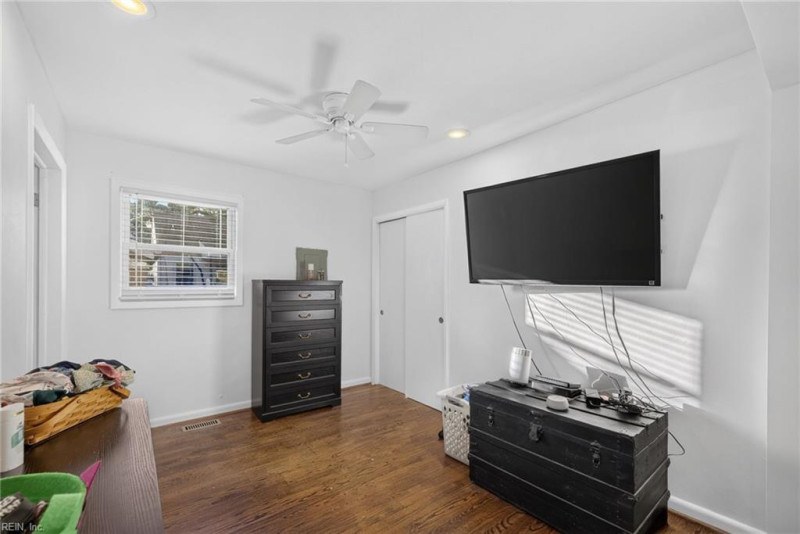 Photo 16 of 25 residential for sale in Portsmouth virginia