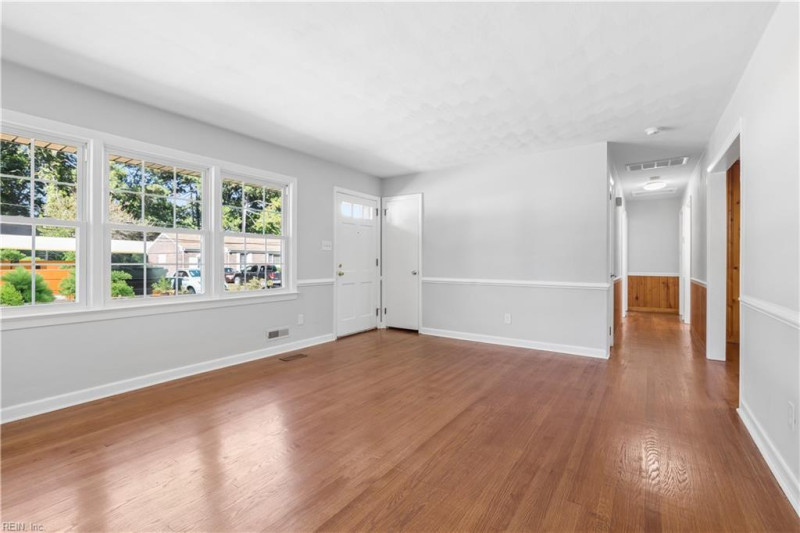 Photo 7 of 33 residential for sale in Hampton virginia