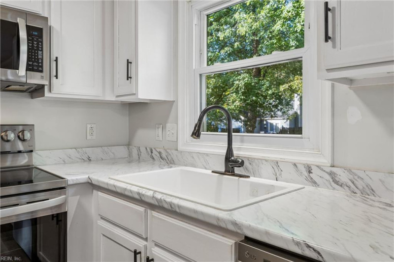Photo 14 of 36 residential for sale in Hampton virginia