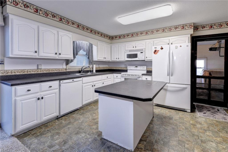 Photo 11 of 31 residential for sale in Poquoson virginia