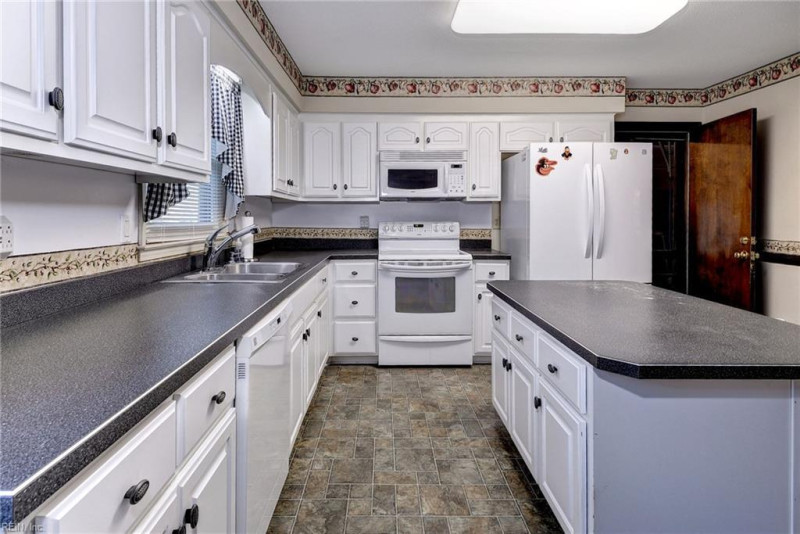 Photo 12 of 31 residential for sale in Poquoson virginia