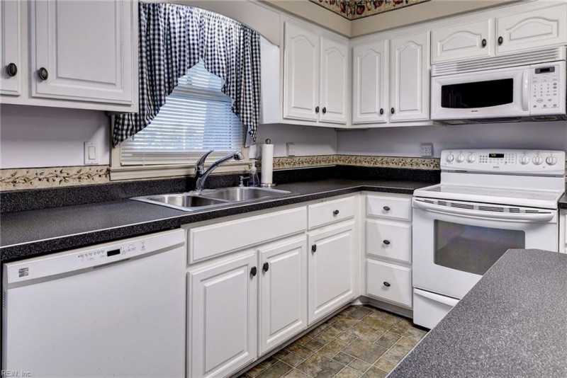 Photo 13 of 31 residential for sale in Poquoson virginia
