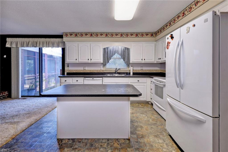 Photo 9 of 31 residential for sale in Poquoson virginia
