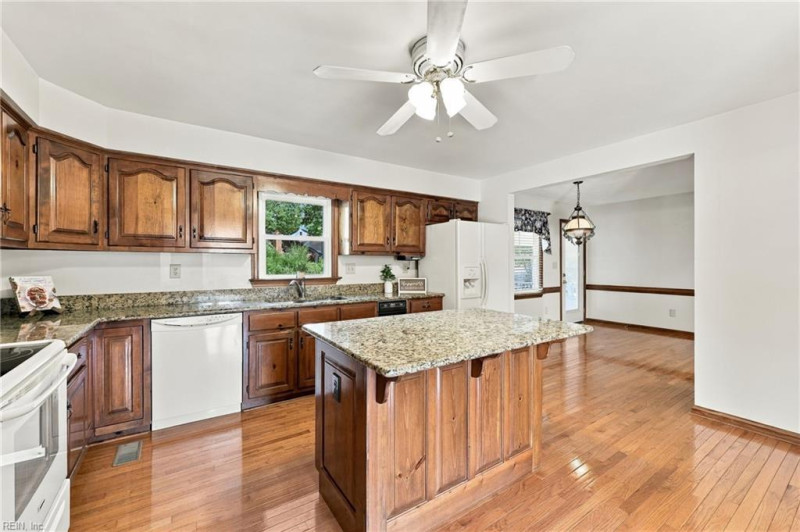 Photo 10 of 37 residential for sale in Chesapeake virginia