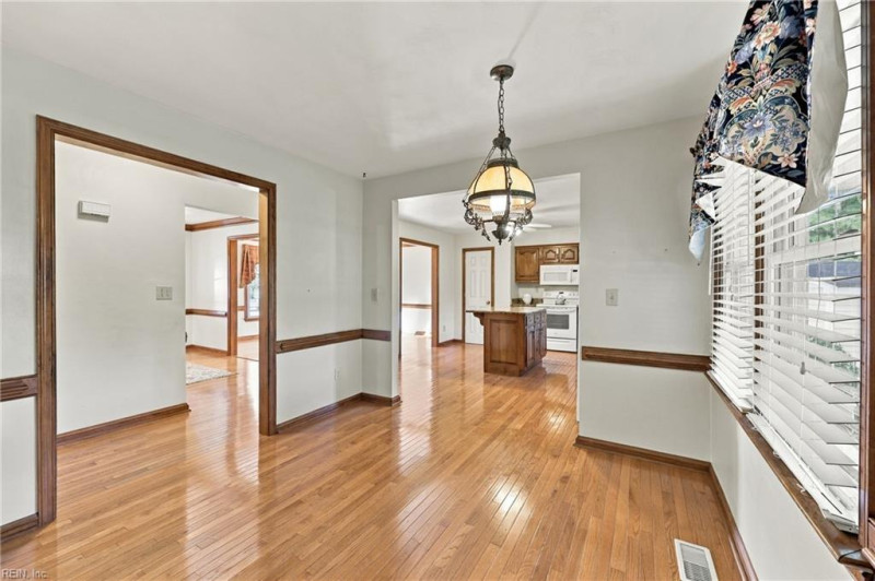 Photo 11 of 37 residential for sale in Chesapeake virginia