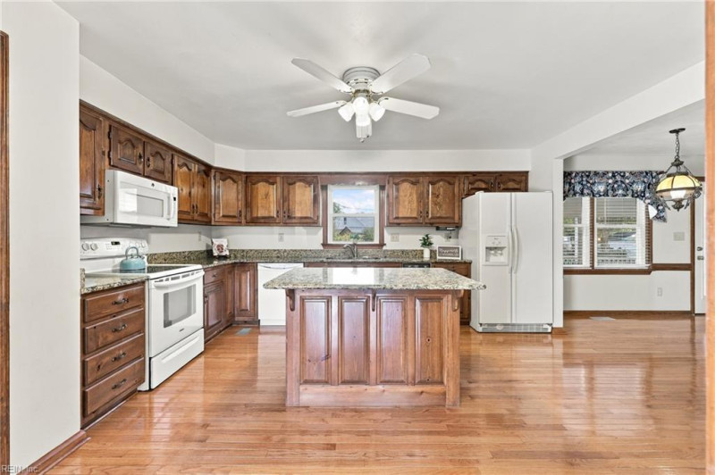Photo 8 of 37 residential for sale in Chesapeake virginia