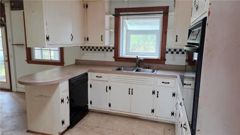 Photo 8 of 18 residential for sale in Portsmouth virginia