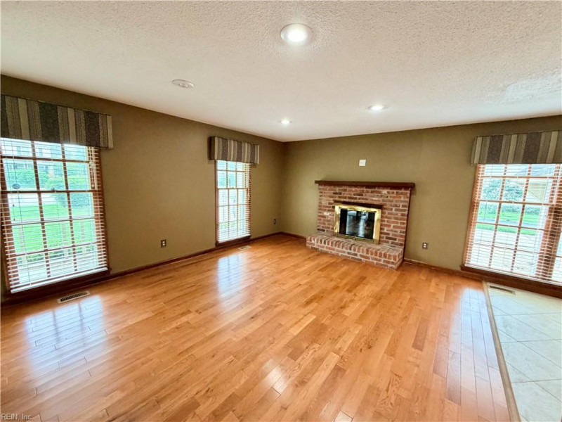 Photo 7 of 11 residential for sale in Poquoson virginia