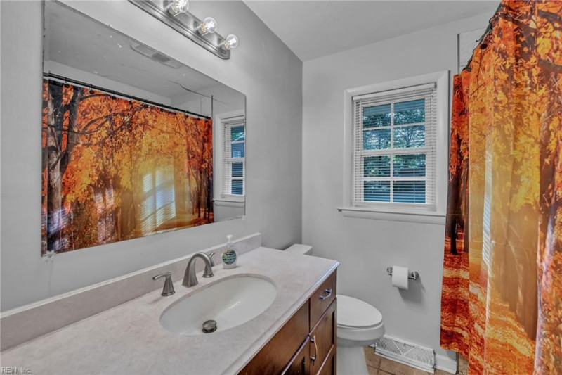 Photo 11 of 28 residential for sale in York County virginia