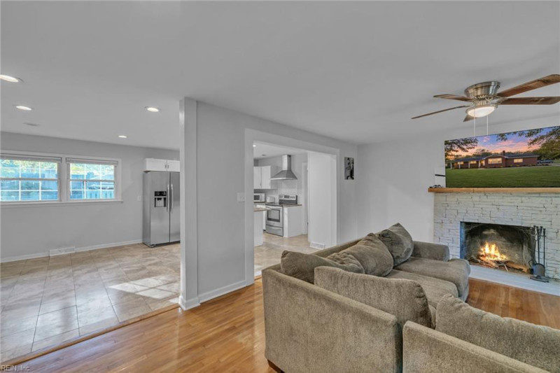 Photo 4 of 28 residential for sale in York County virginia