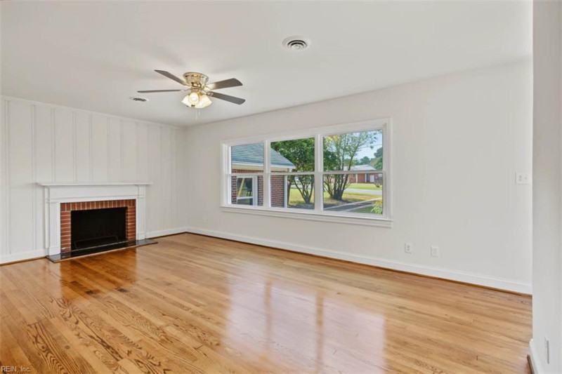 Photo 11 of 37 residential for sale in York County virginia