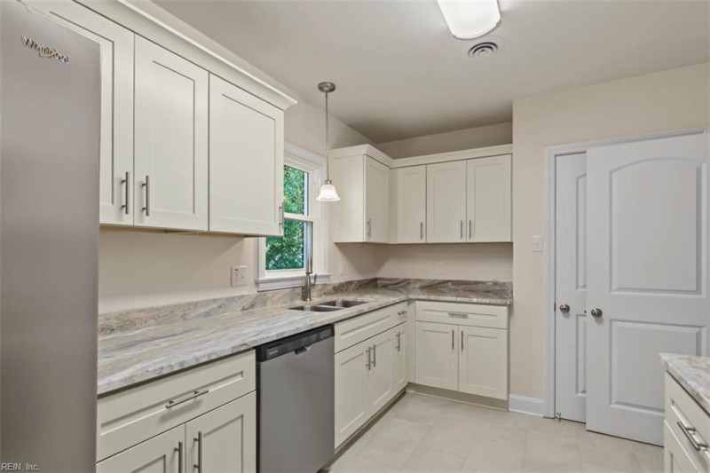 Photo 17 of 37 residential for sale in York County virginia