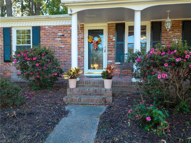 Photo 3 of 34 residential for sale in Chesapeake virginia