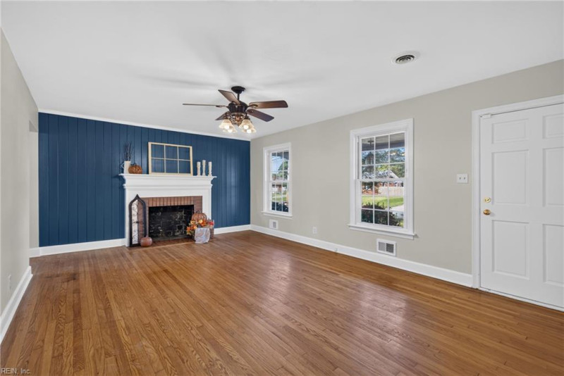 Photo 7 of 34 residential for sale in Chesapeake virginia