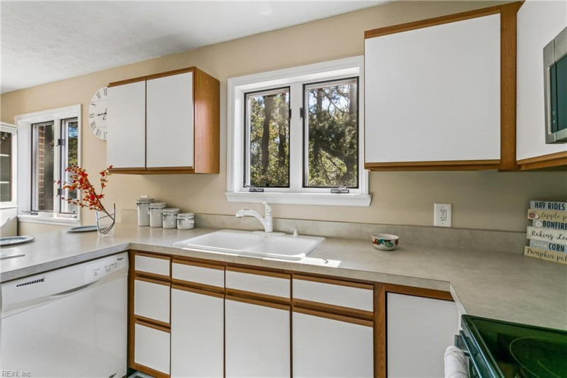 Photo 16 of 46 residential for sale in Poquoson virginia
