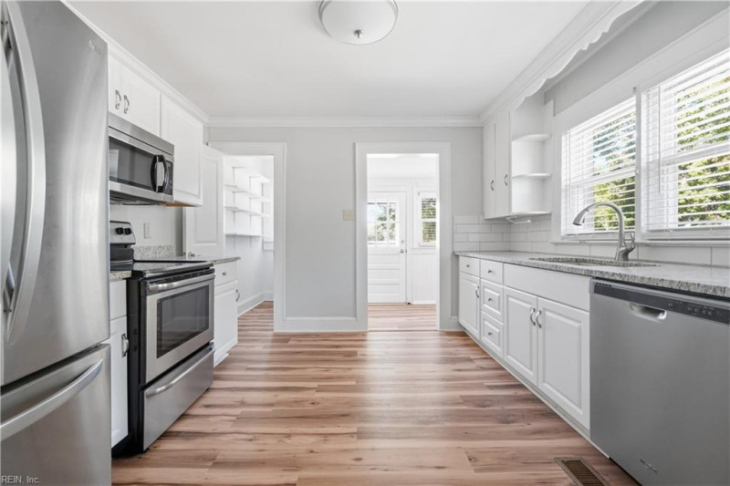 Photo 3 of 34 residential for sale in Suffolk virginia