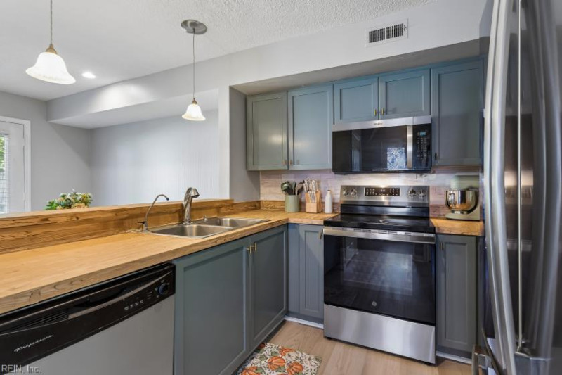 Photo 12 of 33 residential for sale in Newport News virginia