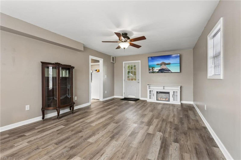 Photo 25 of 48 residential for sale in Gloucester County virginia