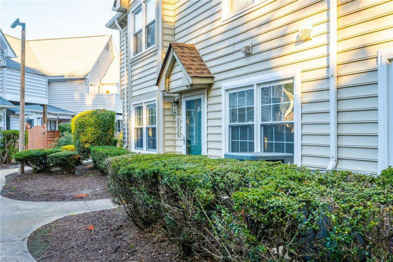 Photo 3 of 34 residential for sale in Chesapeake virginia