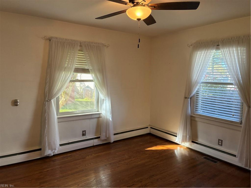 Photo 4 of 28 residential for sale in Chesapeake virginia