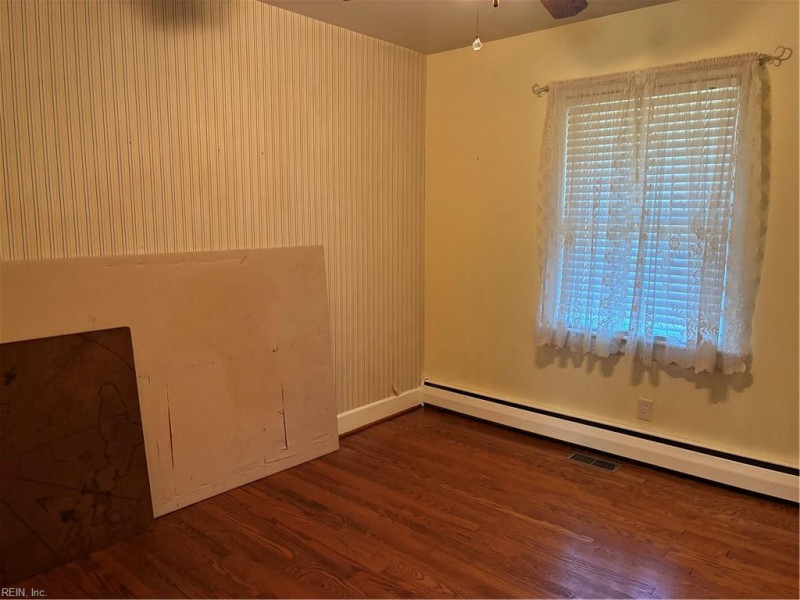Photo 5 of 28 residential for sale in Chesapeake virginia