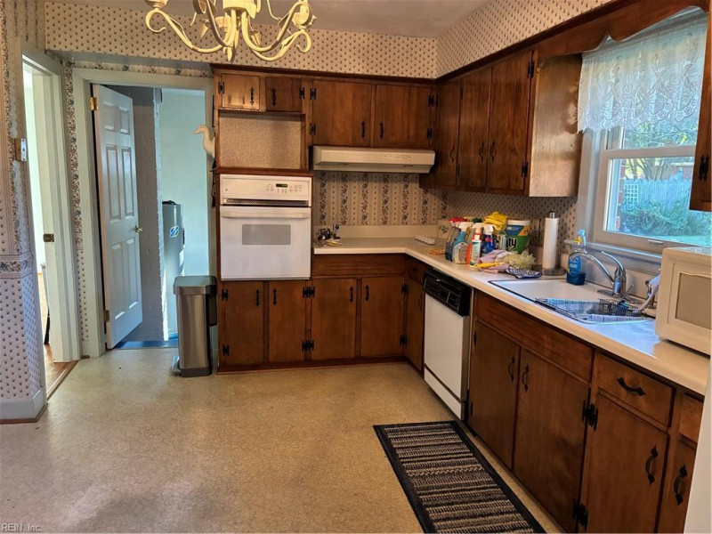 Photo 8 of 28 residential for sale in Chesapeake virginia