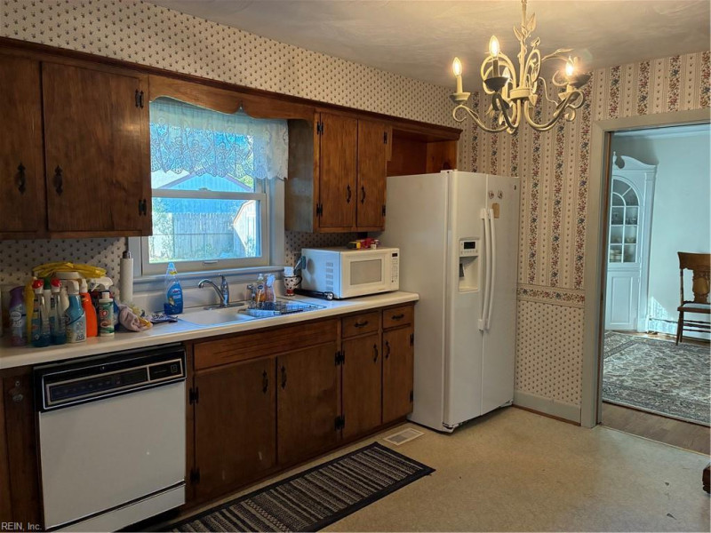 Photo 9 of 28 residential for sale in Chesapeake virginia