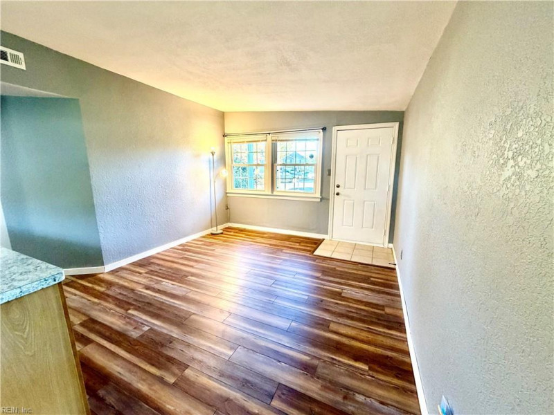 Photo 4 of 17 residential for sale in Chesapeake virginia