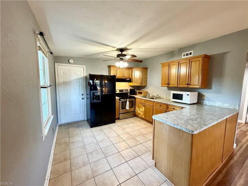 Photo 5 of 17 residential for sale in Chesapeake virginia