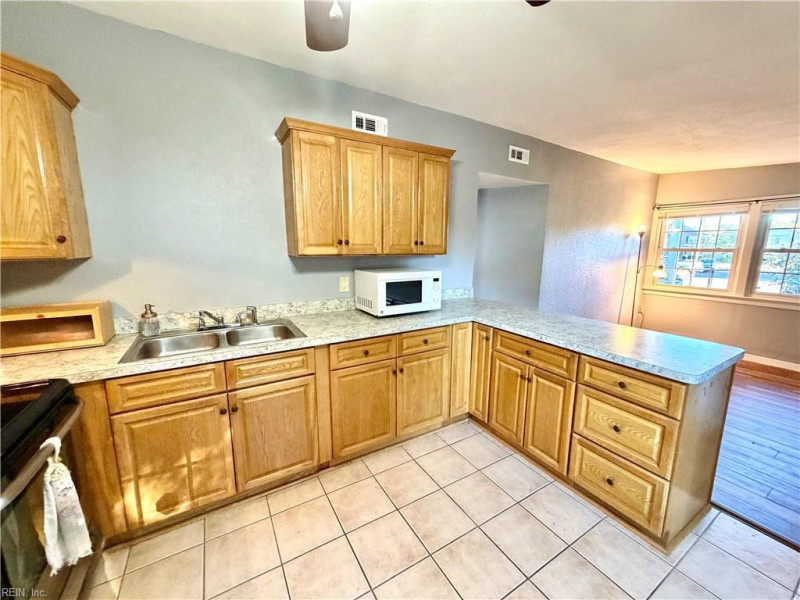 Photo 6 of 17 residential for sale in Chesapeake virginia