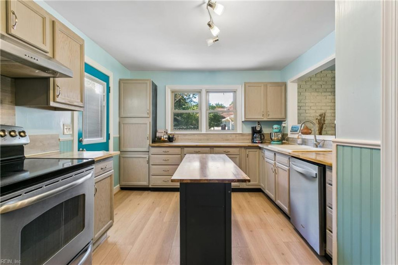 Photo 14 of 32 residential for sale in Newport News virginia